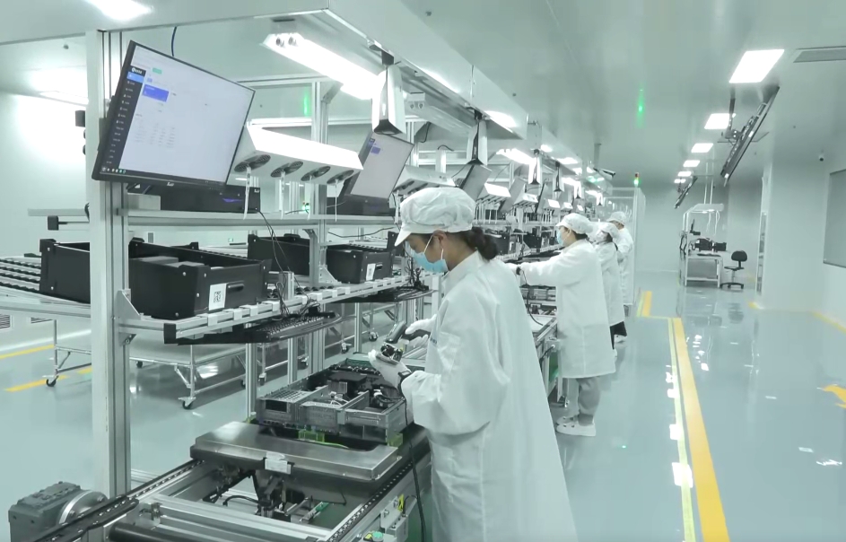 雄安新區(qū)首條信創(chuàng)產(chǎn)品數(shù)字化產(chǎn)線上，工作人員正在進行個性化裝配。雄安百信信息科技有限公司供圖