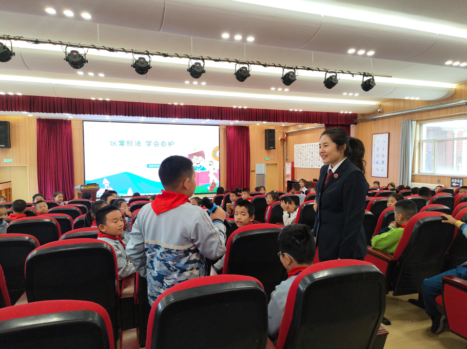 內(nèi)蒙古烏海市烏達(dá)區(qū)推出“流動(dòng)法律超市”服務(wù)模式