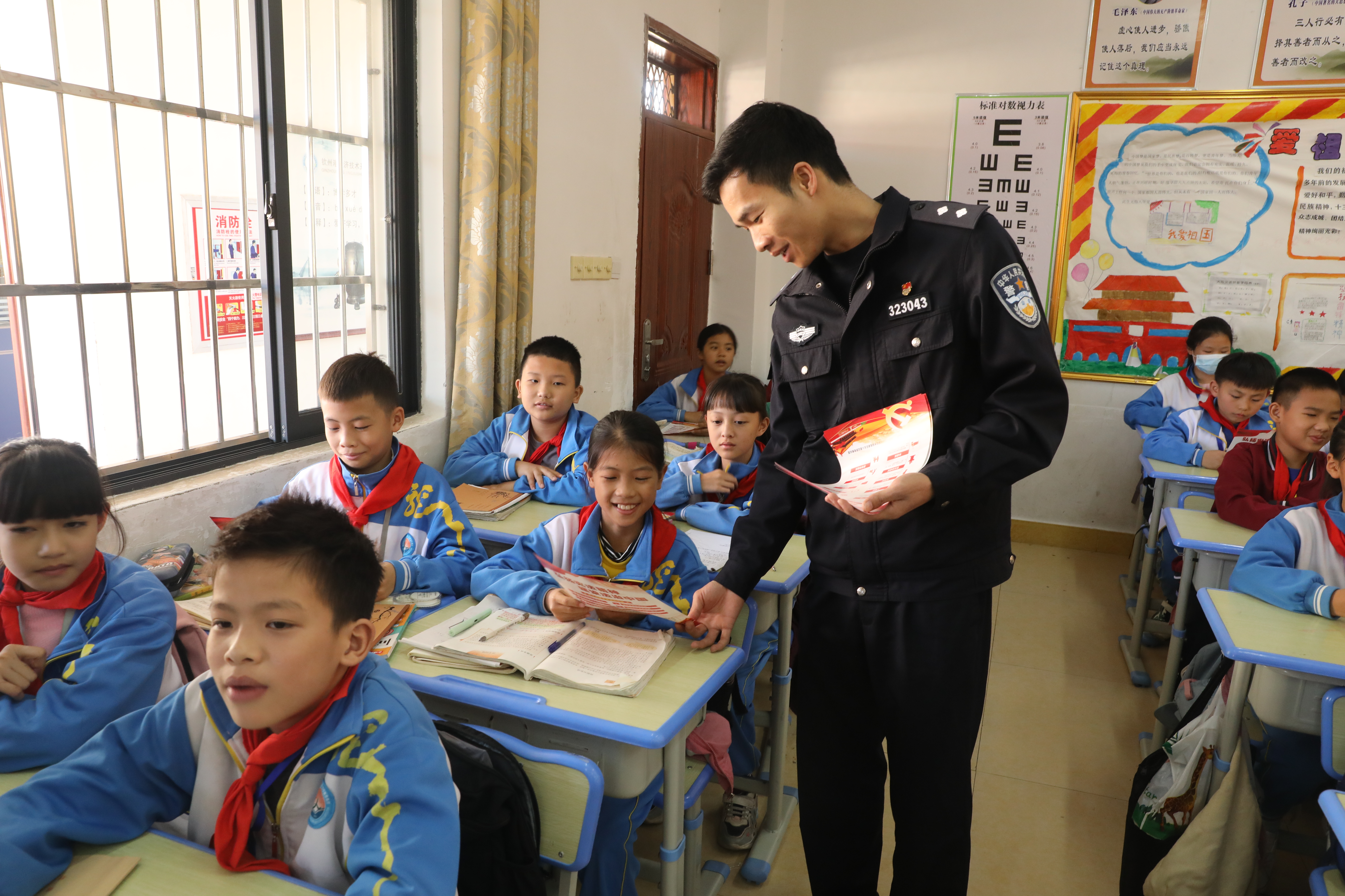 廣西欽州：憲法宣傳進(jìn)校園